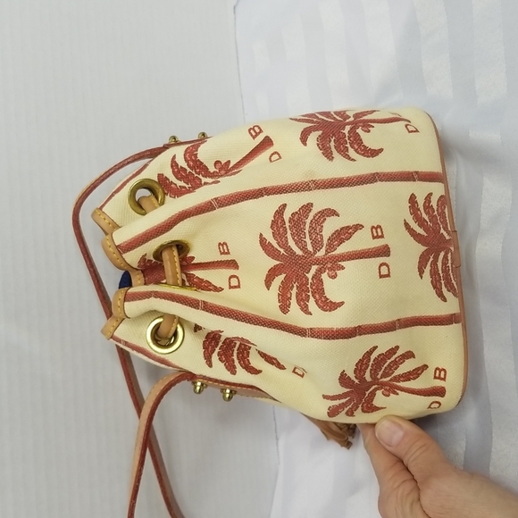 DOONEY & BOURKE SMALL LEATHER CINCH TOP BUCKET BAG WITH PALM TREES (RARE FIND ) - Picture 2 of 9